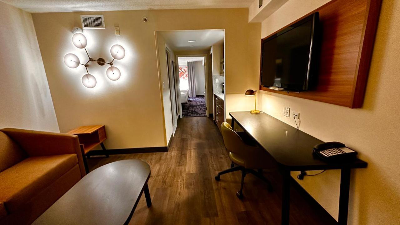 Newmarket Hotel And Suites Ngoại thất bức ảnh