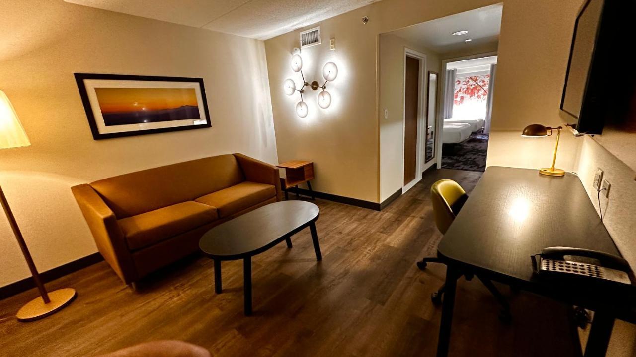 Newmarket Hotel And Suites Ngoại thất bức ảnh